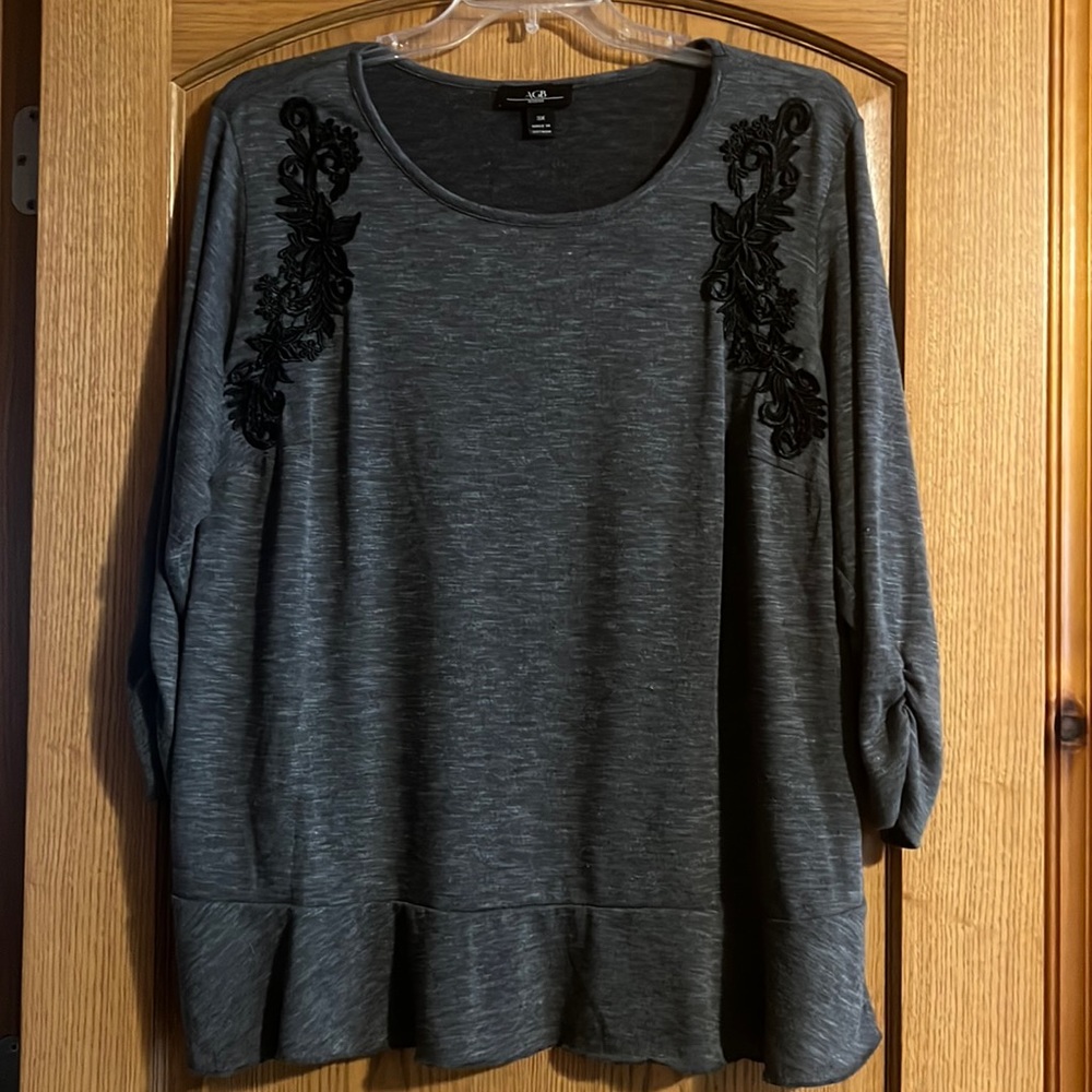 Women’s AGB Charcoal Top with Appliqué, Soft, Charcoal, Size 3X, EUC!